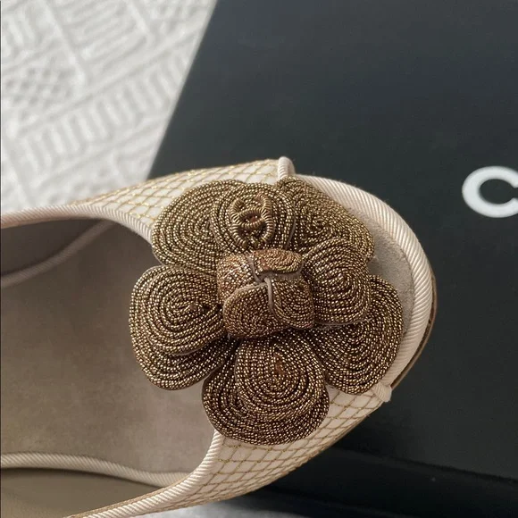 CHANEL Camellia Heels Sandals Slingback size 35 / 5 B gold white flower - Picture 8 of 17